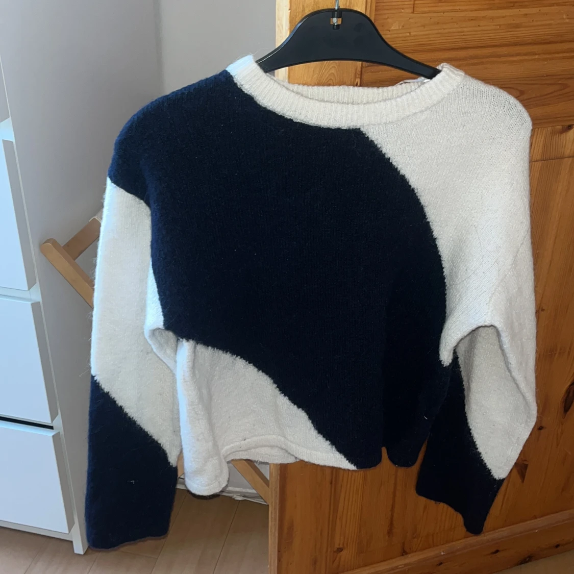 Vit och marinblå stickad tröja - 3
