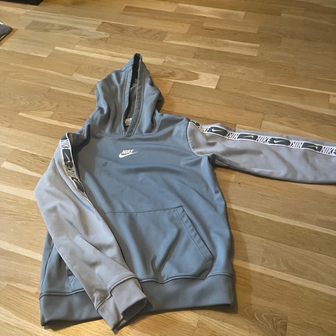 Grå Nike hoodie med logga på ärmar