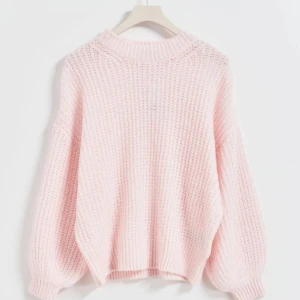 Ginatricot - Ljusrosa stickad tröja - Supermysig ljusrosa stickad tröja med oversized passform köpte det för ett år sen men kommer inte till användning! Oanvänd 