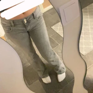 gråa bootcut jeans - fina gråa bootcut jeans med en stjärna i ena bakfickan 🤩