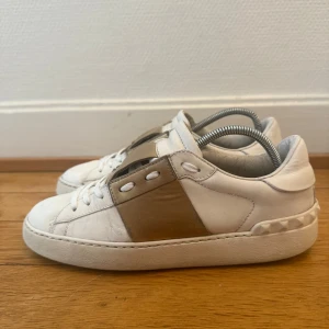 Valentino open sneakers  - Säljer nu dessa valentino skor | Använt skick men fortfarande fina | Storlek 37 | Hör gärna av er vid frågor eller funderingar 