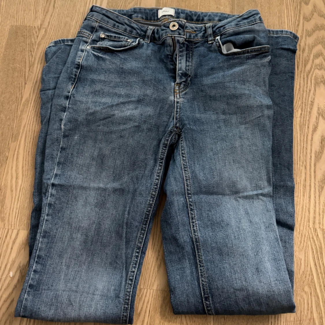 Blå låga bootcut jeans från Grunt