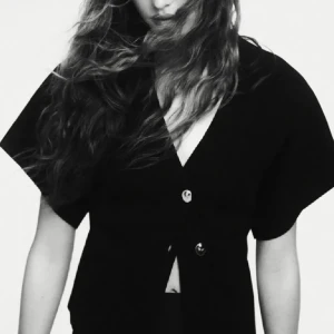 Topp/Blus från Zara - Säljer denna jätte fina blus/topp ifrån Zara som tyvärr inte kommer till användning. För frågor skriv privat😁 Och som ni ser på bilden så är det ungefär två små trådar som sticker ut. Säljer bara via (Instabox)  Och allt kommer ny tvättat.😊🌸