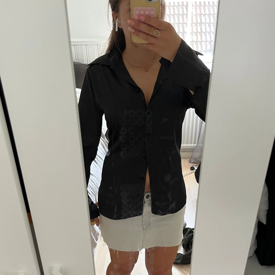 Svart satinskjorta med knappar