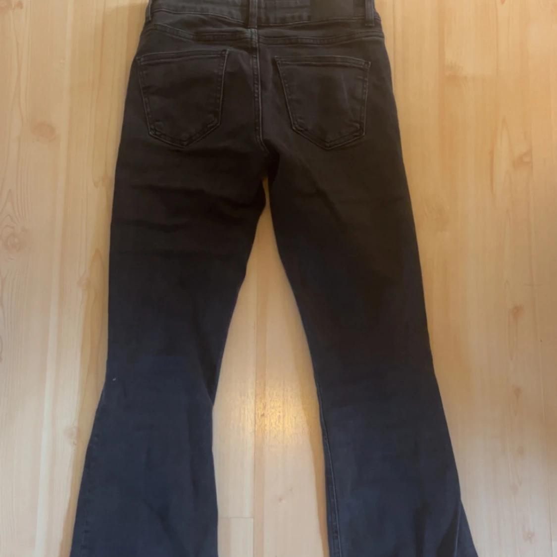 Svarta bootcut jeans  - 1