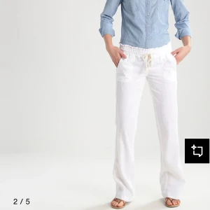 Vita linnebyxor från Roxy - Säljer mina vita linnebyxor från Roxy, säljer pågrund av att dom är för korta och lite för lågmidjade för min smak. Knappt använda och jättebra kvalité🥰