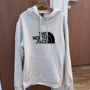 Vit hoodie från The North Face - North face hoodie som är sparsamt anväbd och i väldigt gott skick men har lite missfäfgning innan för och lite utanför huvan men som borde gå bort i tvätt.