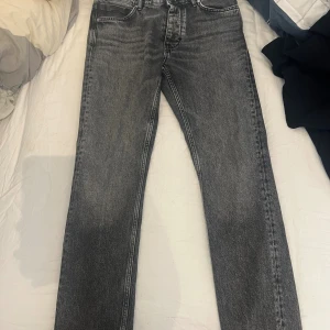 Svarta straight jeans från Neuw - Säljer ett par svarta jeans från Neuw i modellen Ray Straight. Jeansen har en rak passform, klassisk femficksdesign och snyggt tvättad svart färg med slitna detaljer. Perfekta för dig som gillar en clean look. Storlek 31/32. Köpte i Stockholm för 1400kr. Mitt pris 450kr. Knappt använda, skick 9/10. Vid frågor eller intresse skriv!