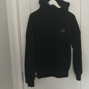 Hov1 merch turnén 2025 - En hov1 hoodie som är köpt på plats men säljer för att jag inte är så intresserad och inte passar mej så bra. Storlek S och sitter som en S. Säljs via budgivning. Högsta bud är de pris som står 