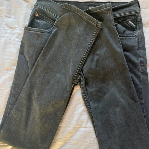 Replay Hyperflex mörkgråa jeans  - Säljer ett par mörkgråa Replay Hyperflex jeans, aldrig använda. Jeansen är i stretchigt material för extra komfort och har en skinny passform. Snygga svarta sömmar och diskret Replay-logga på bakfickan. Perfekta för dig som gillar stilrena och bekväma jeans. Storlek: 158