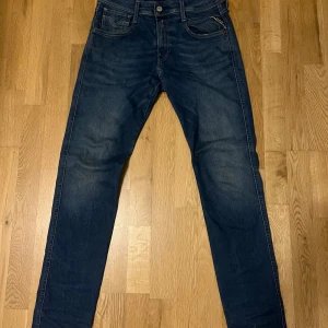 Replay Anbass Hyperflex jeans blå 30 - Snygga mörkblå Replay Anbass Hyperflex jeans i slim fit. Klassisk femficksmodell med stretchigt material som ger grym komfort. Perfekta för dig som gillar en smalare passform och stilren look.