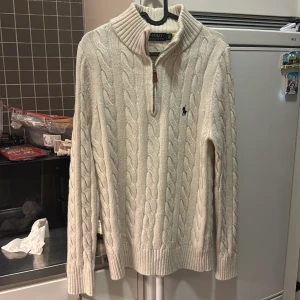 Stickad half zip Ralph Lauren - Storlek XS, färgen är vit det lampan som är gammalt. Den är nästan oanvänt.