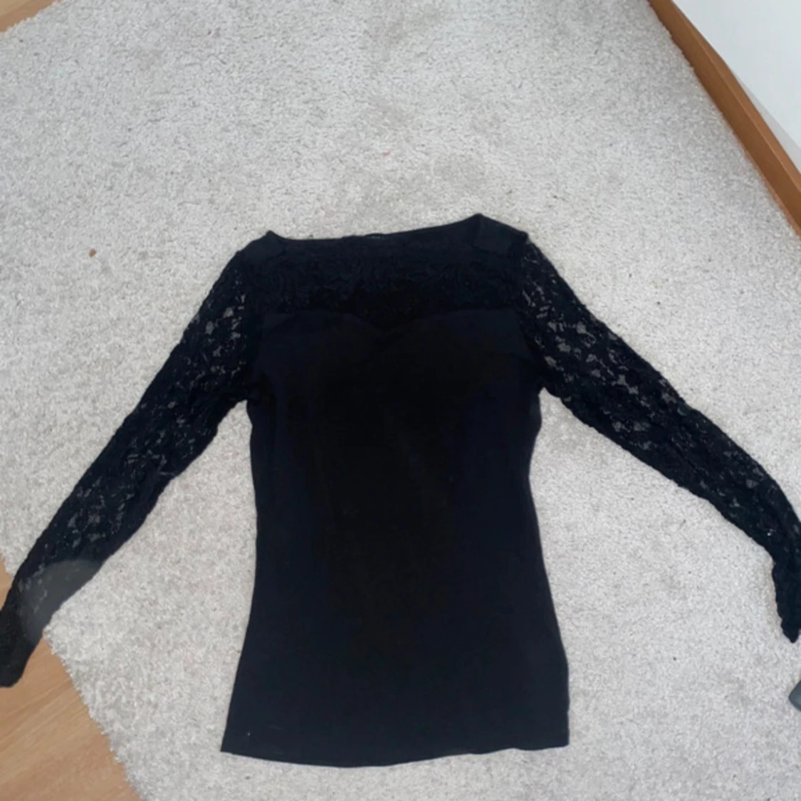 Svart kort klänning med spetsärmar - 2