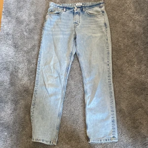 ONLY & SONS jeans - Blåa ONLY & SONS jeans med regular fit. Storlek W33 L34. Bra skick utan defekter.