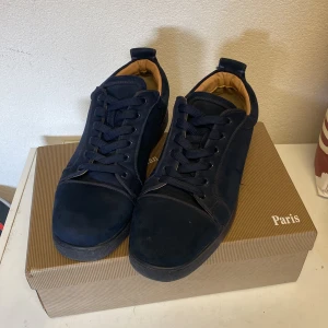 Mörkblå sneakers från Christian Louboutin - Snygga mörkblå sneakers från Christian Louboutin. Kommer med originalkartong, dustbag och äkthetsbevis.  För mer bilder Dm.  Pris går att diskutera.