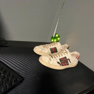 GG skor - Säljer nu ett par riktigt feta GG ace skor, passar till det mesta skicket bedömer man själv efter bilderna men själv skulle jag säga att de är bra köp dig lite vit färg och få de riktigt fräscha, inget og medföljer skriv vid minsta fundering💫