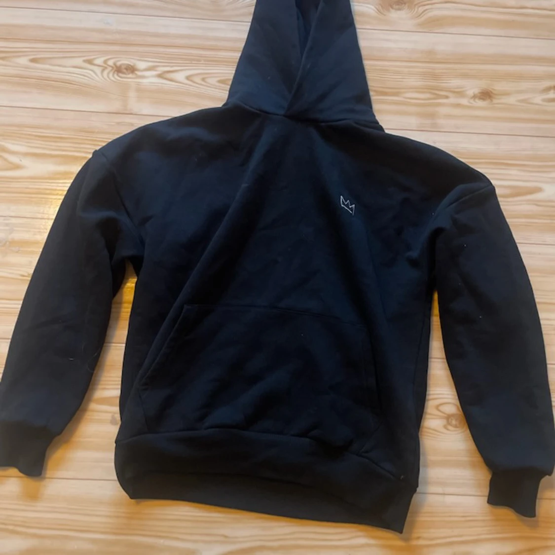 Svart Hov1 hoodie med turnétryck - 1