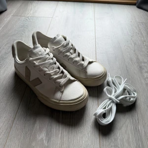 Vit beiga Veja skor - Vit beiga veja skor. Väl använda men ändå rätt så fräscha, kan tänka mig sänka priset om man har förslag 🥰💞skriv gärna för fler bilder🥰