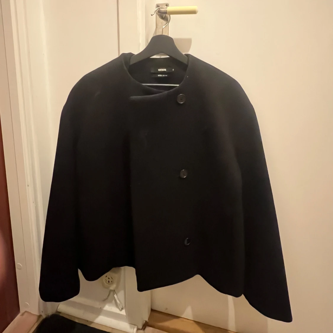 Svart rock från Bik Bok med knappar