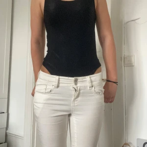 Svart ribbad body med från pieces storlek M - Säljer en svart body från pieces i storlek M passar nog dig som har S eftersom jag har de och den passar perfekt. Har aldrig används men lappen sitter inte kvar. Fin fest topp.