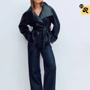 Low waist blå jeans - Low waist blå raka jeans från gina tricotsim är i jätte bra skick, ny pris 499kr