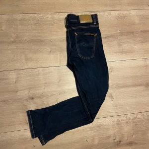 Mörkblå jeans från Nudie Jeans, 28/28 - Snygga mörkblå jeans från Nudie Jeans. Skick 9/10. Perfekt passform. Pris kan diskuteras 