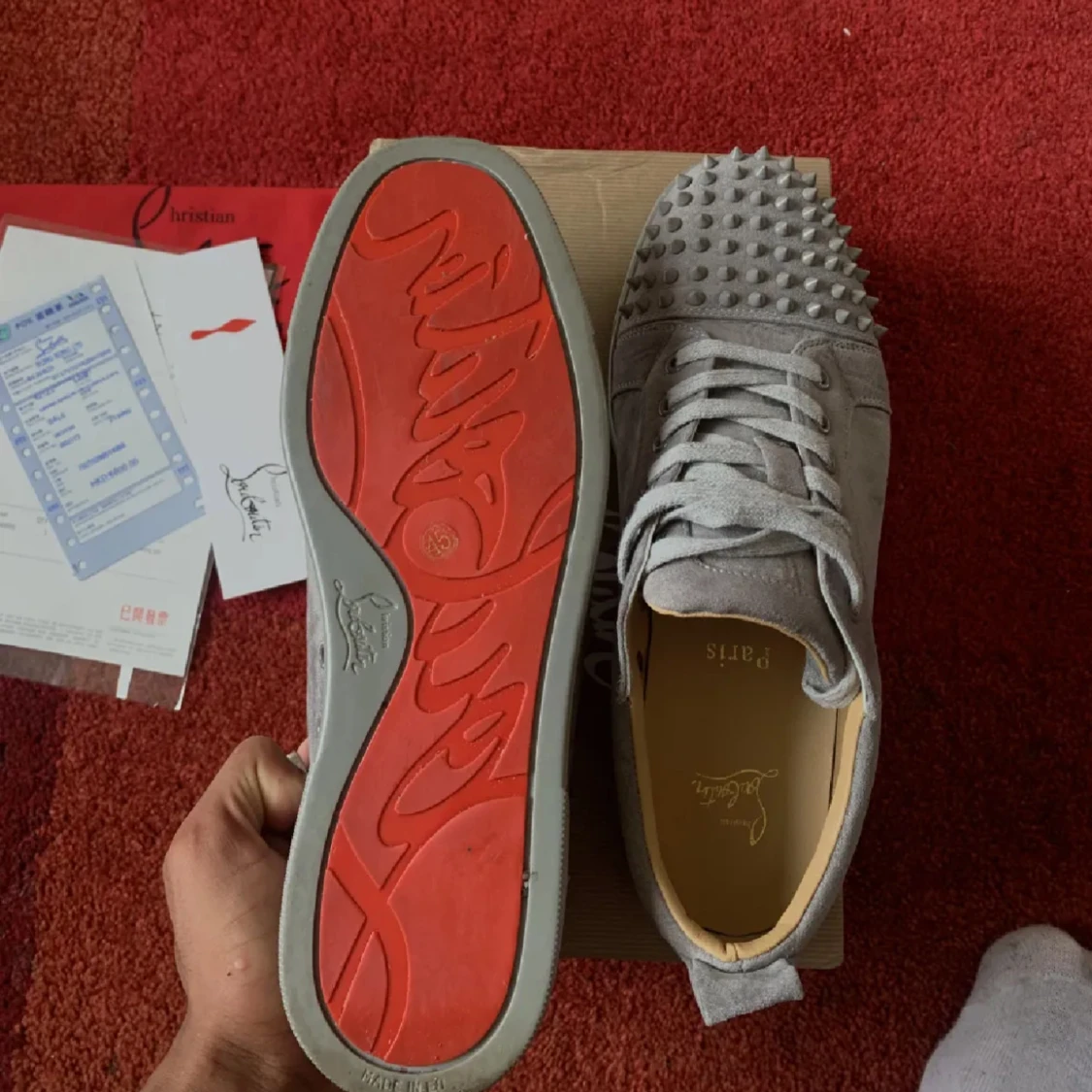 Grå mocka sneakers från Louboutin