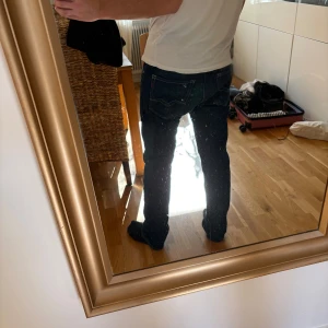 Mörkblå Replay Roccco jeans straight fit - Säljer ett par mörkblå jeans från Replay, modell Roccco. 30/32 han på bilden är 182 cm och väger 73 kg