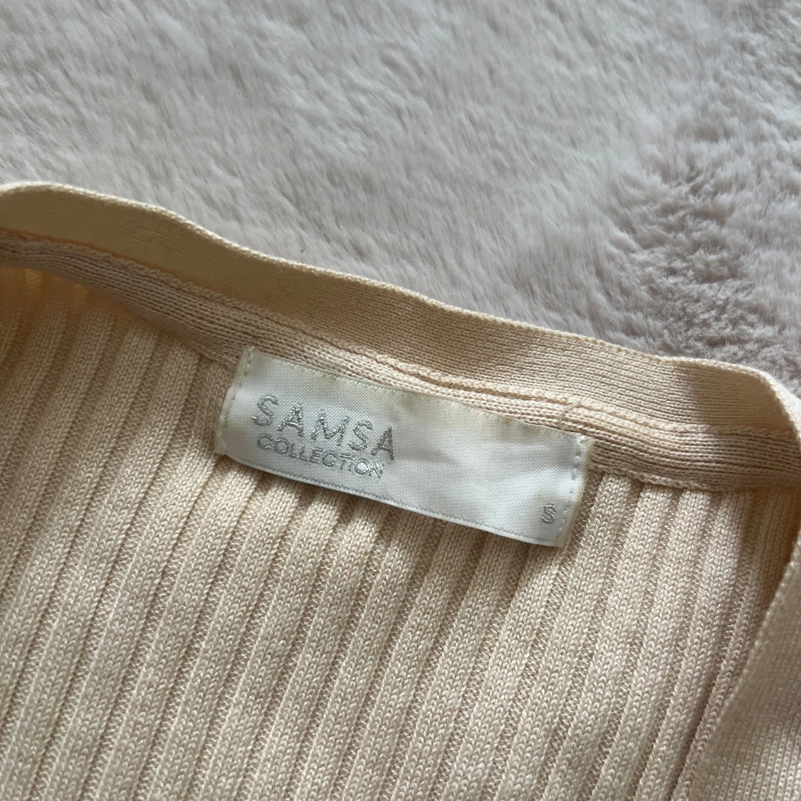 Beige ribbad kofta från SAMSA Collection - 1