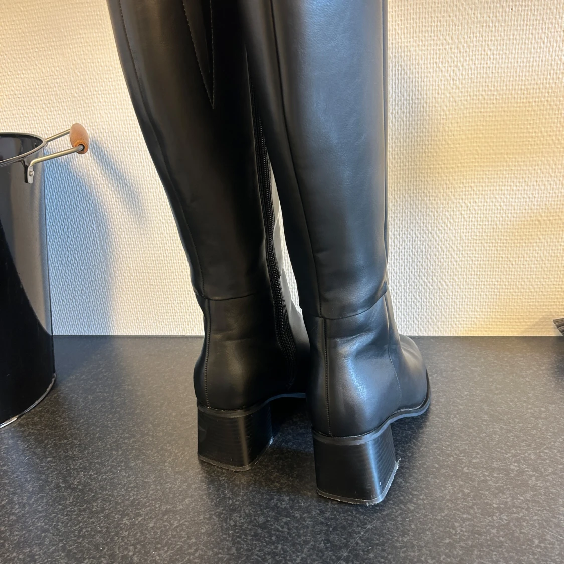 Svarta höga stövlar i skinn - 1