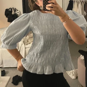 Blå blis - Gullig blus, passar s-m