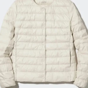 Vit dunjacka från Uniqlo - Säljer en lätt och smidig vit dunjacka från Uniqlo. Jackan är quiltad med horisontella sömmar, har rund halsringning och stängs med tryckknappar framtill. Perfekt för lager-på-lager och enkel att bära med sig.