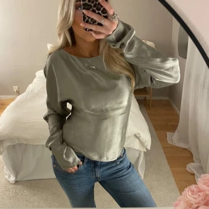 Grön blus - Så fin blus ifrån weekday!💕💕