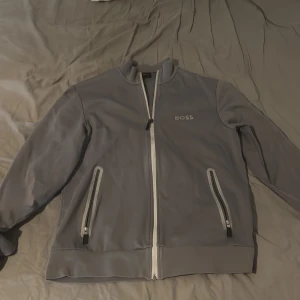 Hugo boss zip limiterad - Hej, jag säljer min hugo boss zip i färgen ljusgrå som är från en limiterad kollektion. Den är knappt använd och är för liten för mig, den köptes för 2450kr, kvitto finns.