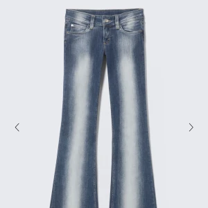 Weekday kvarg jeans - Säljer mina sjukt snygga jeans i storlek 30/32, perfekt till vintern och sitter så fint.💕 de passar en person som har storlek 36/38 i jeans