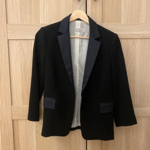 Svart alberto biani-kavaj - Mycket bra skick, använd ett fåtal gånger. Säljer den då jag är ganska petite och ser lite för bredaxlad i den