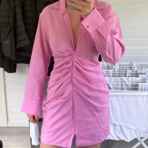 Klänning Zara - !Lånad bild! Säljer denna fina rosa klänningen från Zara. Den är i storlek M men liten i storleken så skulle säga att den är som en s! Skriv för fler bilder eller vid frågor