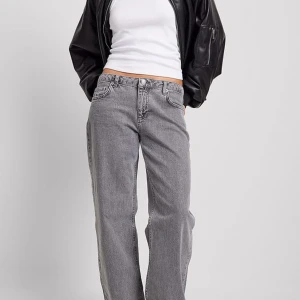 Oanvända grå low waist jeans från NA-KD - Oanvända jeans från NA-KD. Lapp kvar  Låg midja  Nypris 699kr  Kolla mina andra annonser, säljer massa mer💛