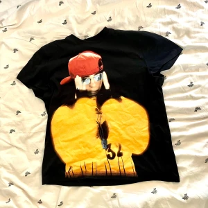 Billie Eilish merch t-shirt svart S - Svart overized Billie Eilish t-shirt i storlek S köpt på ”Hit Me Hard And Soft” touren! Gjord i 100% bomull, kortärmad och med vit och gul print. Köpt för 600kr och bara använd en gång<3 passar XS-M