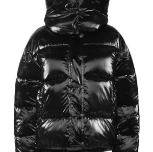 Svart glansig pufferjacka från calvin Klein  - Säljer en svart, glansig pufferjacka från Calvin Klein, köp förra året för cirka 3000 den är sparsamt använd och ser som ny ut. Kan gå ner i pris vid snabbaffär (skriv för fler bilder)