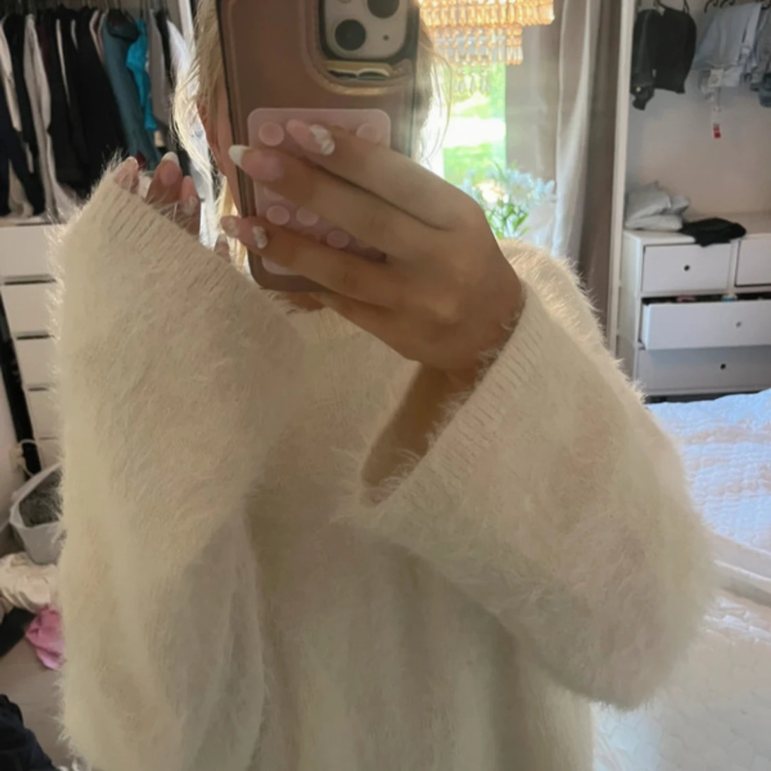 Fluffig vit stickad tröja - 1