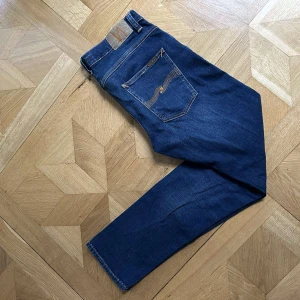  Nudie Jeans - Snygga mörkblå jeans från Nudie Jeans som inte är använda mycket, storlek 32/32 jävligt feta. Hör av dig vid frågor!