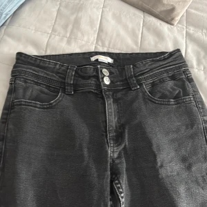 Helt nya jeans - Aldrig använda, strl 164. Low waist köpte för 389kr