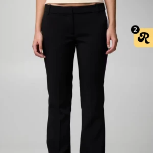 Bikbok lågmidjade kostymbyxor  - Snygga svarta kostymbyxor med klassisk rak passform och midja. Byxorna har hällor för bälte och stängs med dragkedja och knapp. Perfekta för en clean och stilren look.