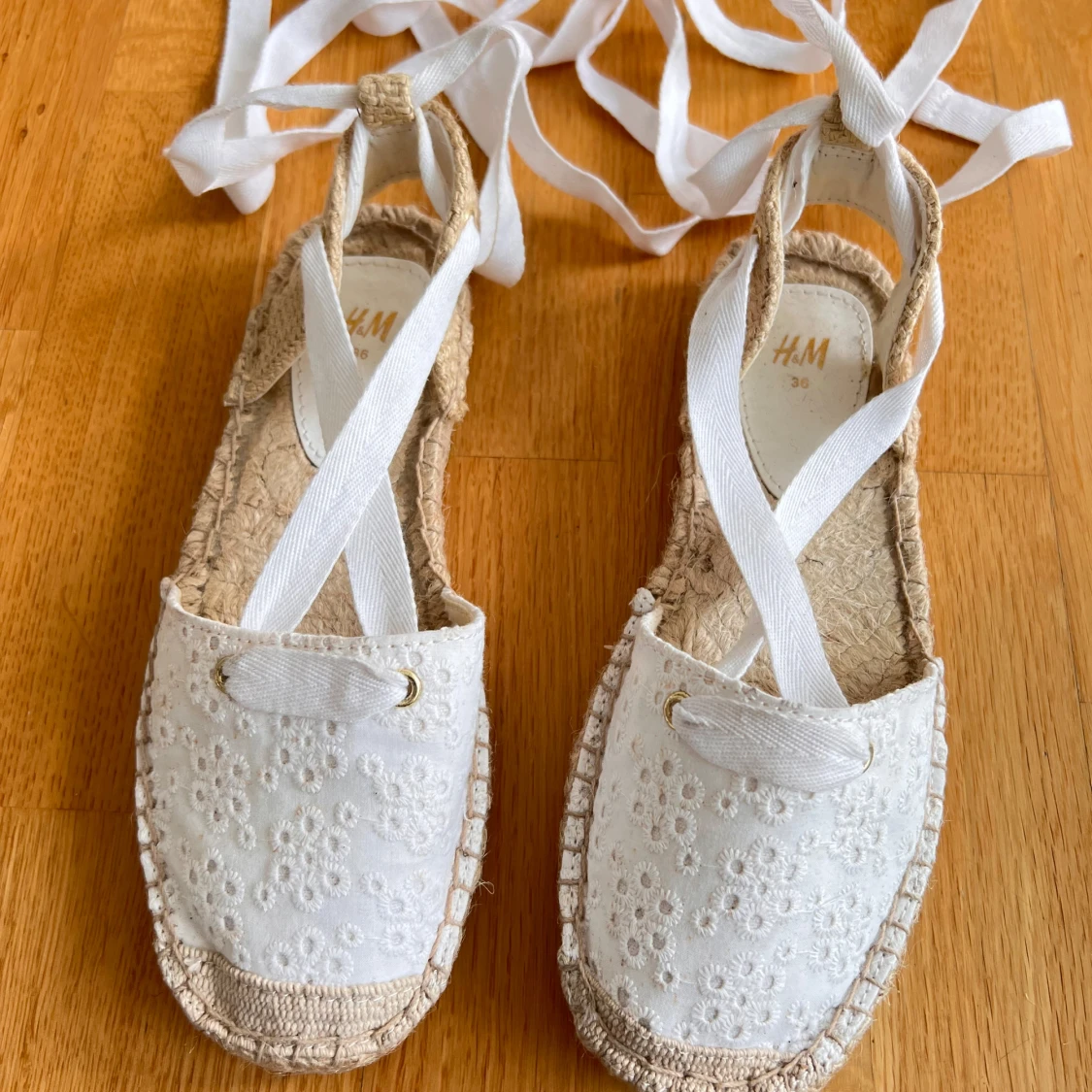 Vita sandaler med broderade blommor H&M