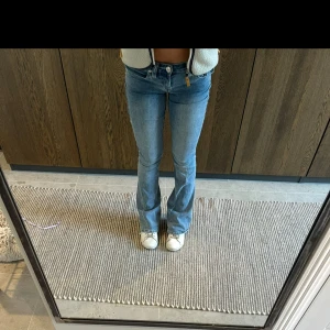 Blå bootcut jeans med fickdetaljer - Säljer ett par super snygga blå lågmidjade jeans ifrån True Religion💙 Är knappt använda och har inga defekter vid hälen💕 Är i St 25 och passar mej som är 162 cm😍 Klöpta av mig på deras hemsida för 1200 kr☺️