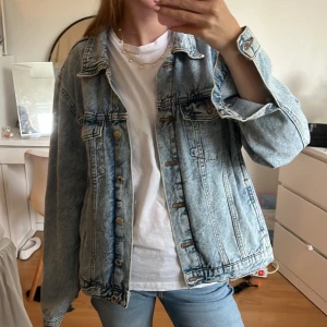 Ljusblå jeansjacka - Superfin ljusblå jeansjacka i stl 💓Toppenskick! 🙌