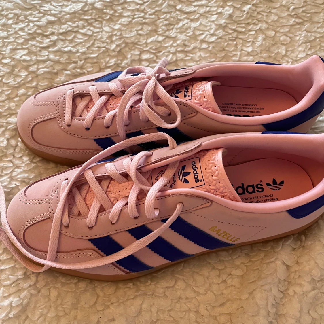 Adidas Gazelle rosa och blå sneakers - 3