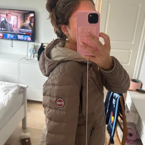 Colmar jacka - Säljer en beige dunjacka från Colmar med luva som är perfekt till hösten. Jackan har dragkedja och fickorna också. Bra skick. Barnstorlek men asså passar mig med S jätte bra. Kan gå ner i pris vid snabb affär (nypris ligger runt 3500 tror jag )