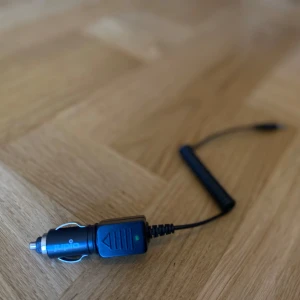 Billaddare  - Säljer denna billaddare 12v till Jupio universalladdare. Pris: 11kr. Finns att hämta i #Göteborg eller kan skickas.   Aldrig använd. Se gärna fler annonser för samköp. 